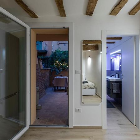 Luxury Suite In The Center I Private Patio & Kitchen Болоня Екстериор снимка