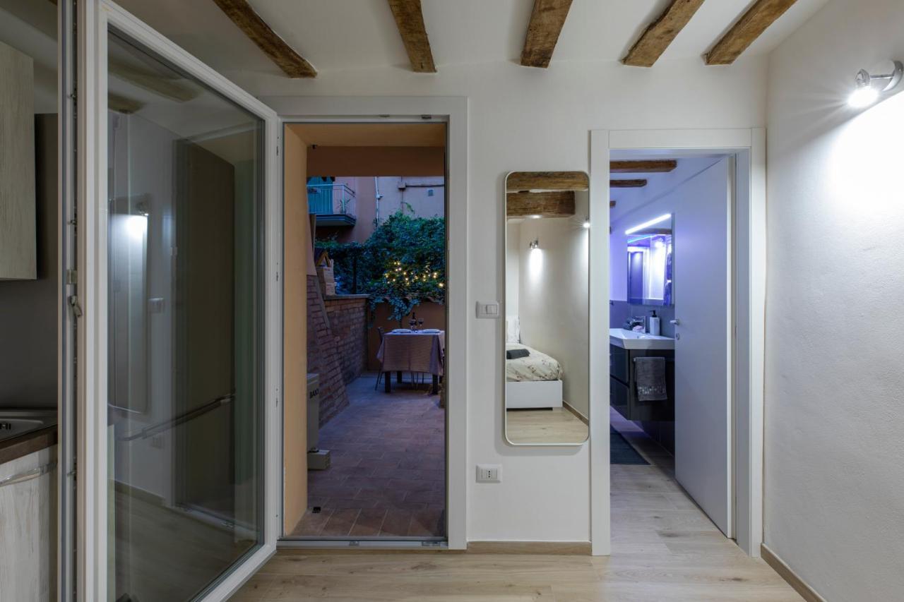 Luxury Suite In The Center I Private Patio & Kitchen Болоня Екстериор снимка
